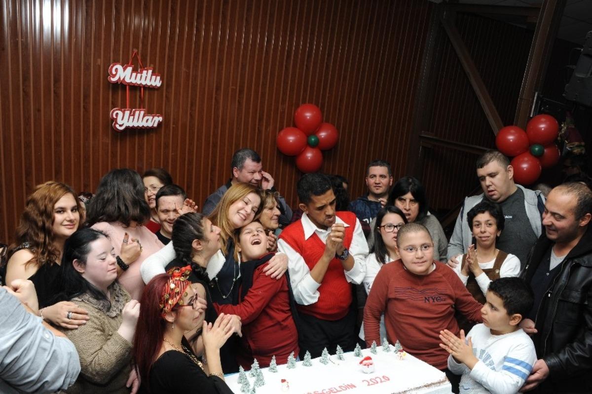 Bal&ccedil;ova&rsquo;da engelli vatandaşların yeni yıl kutlaması