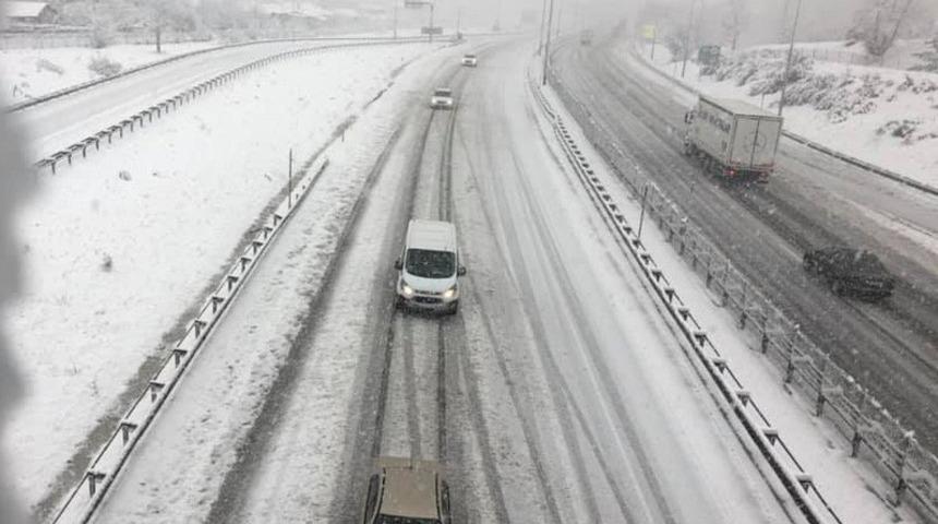 Pozantı&rsquo;da kar yağışı trafiği aksattı