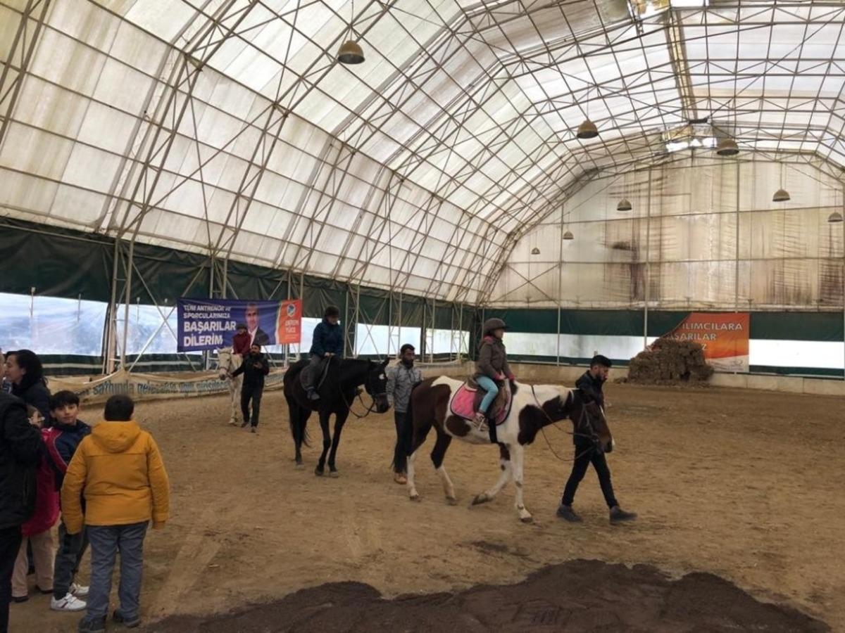 Binicilik sporu okullarla buluşuyor