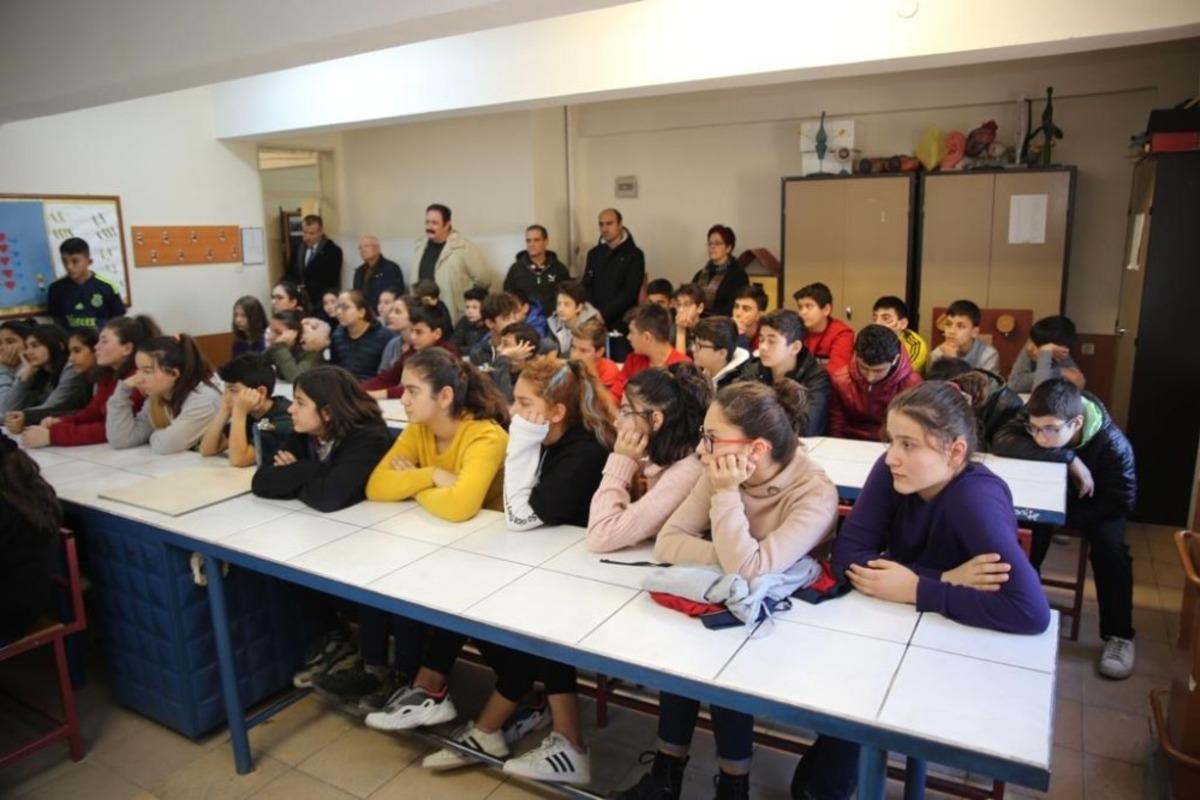 Burhaniye&rsquo;de eski futbolcular &ouml;ğrencilerle buluştu