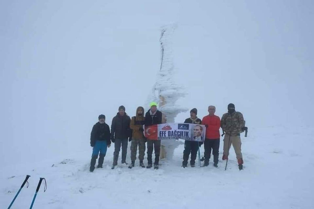&Ouml;demişli dağcılar, hayatını kaybeden dağcılar i&ccedil;in zirveye y&uuml;r&uuml;d&uuml;