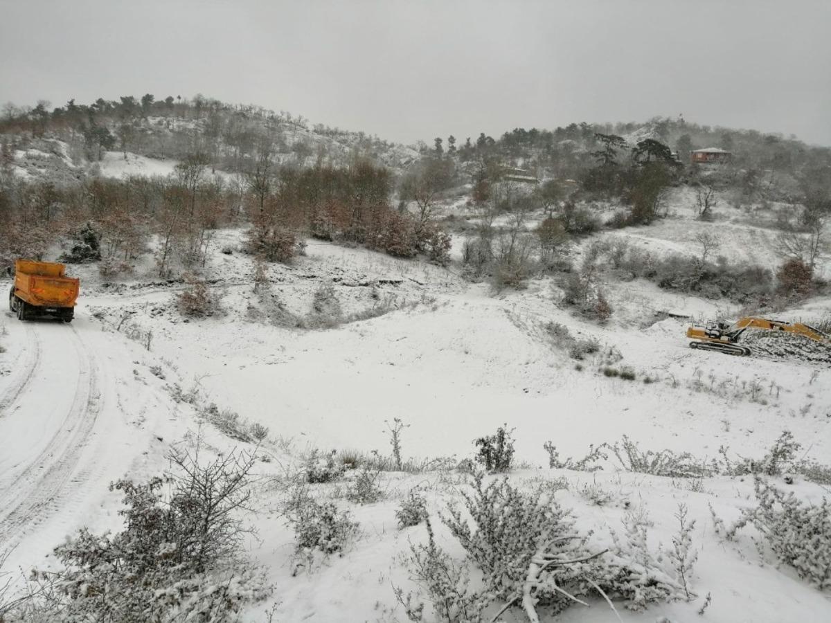 Sındırgı&rsquo;nın y&uuml;ksek kesimleri karla kaplandı