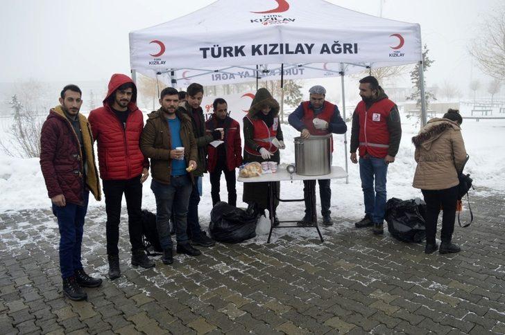 Kızılay soğuk kış günlerinde üniversite öğrencilerine çorba ikram ediyor G1