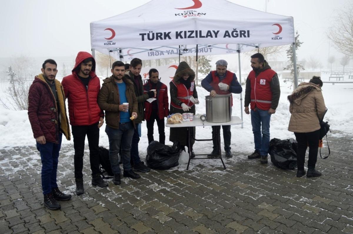 Kızılay soğuk kış g&uuml;nlerinde &uuml;niversite &ouml;ğrencilerine &ccedil;orba ikram ediyor