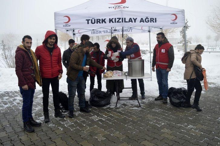 Kızılay soğuk kış günlerinde üniversite öğrencilerine çorba ikram ediyor G2