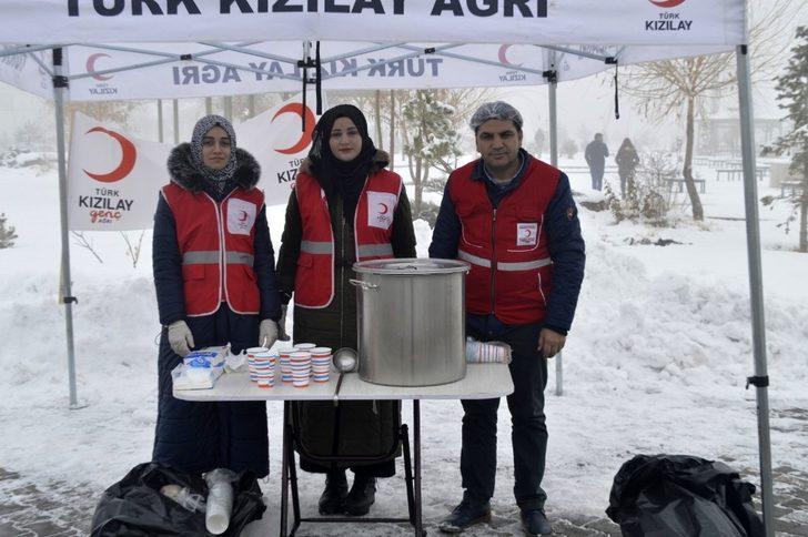 Kızılay soğuk kış günlerinde üniversite öğrencilerine çorba ikram ediyor G3