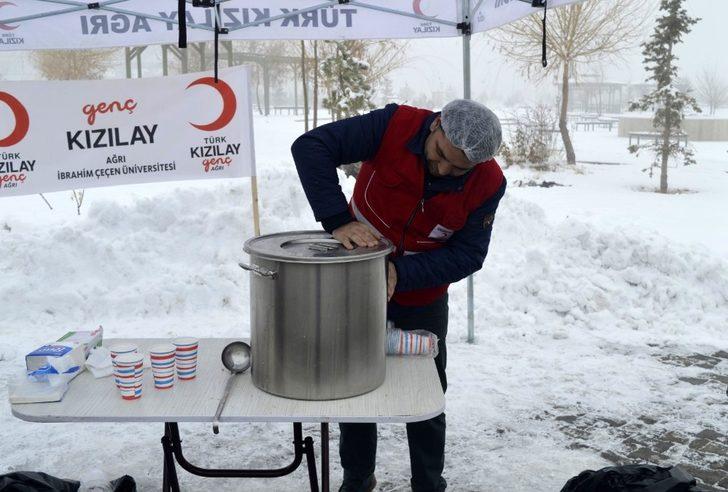 Kızılay soğuk kış günlerinde üniversite öğrencilerine çorba ikram ediyor G4