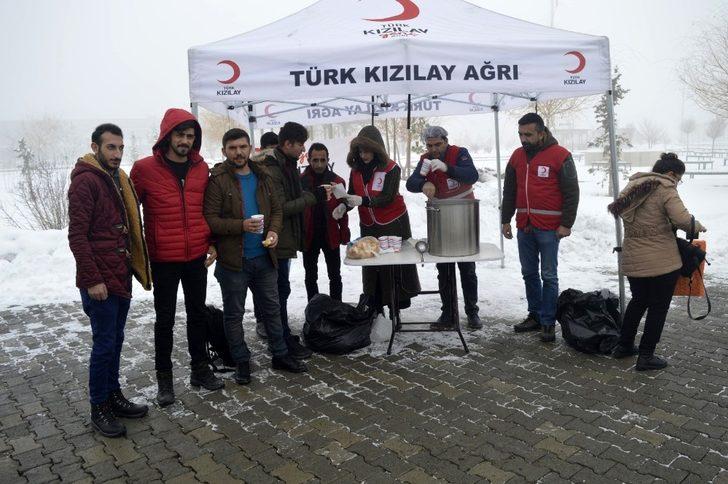 Kızılay soğuk kış günlerinde üniversite öğrencilerine çorba ikram ediyor G5