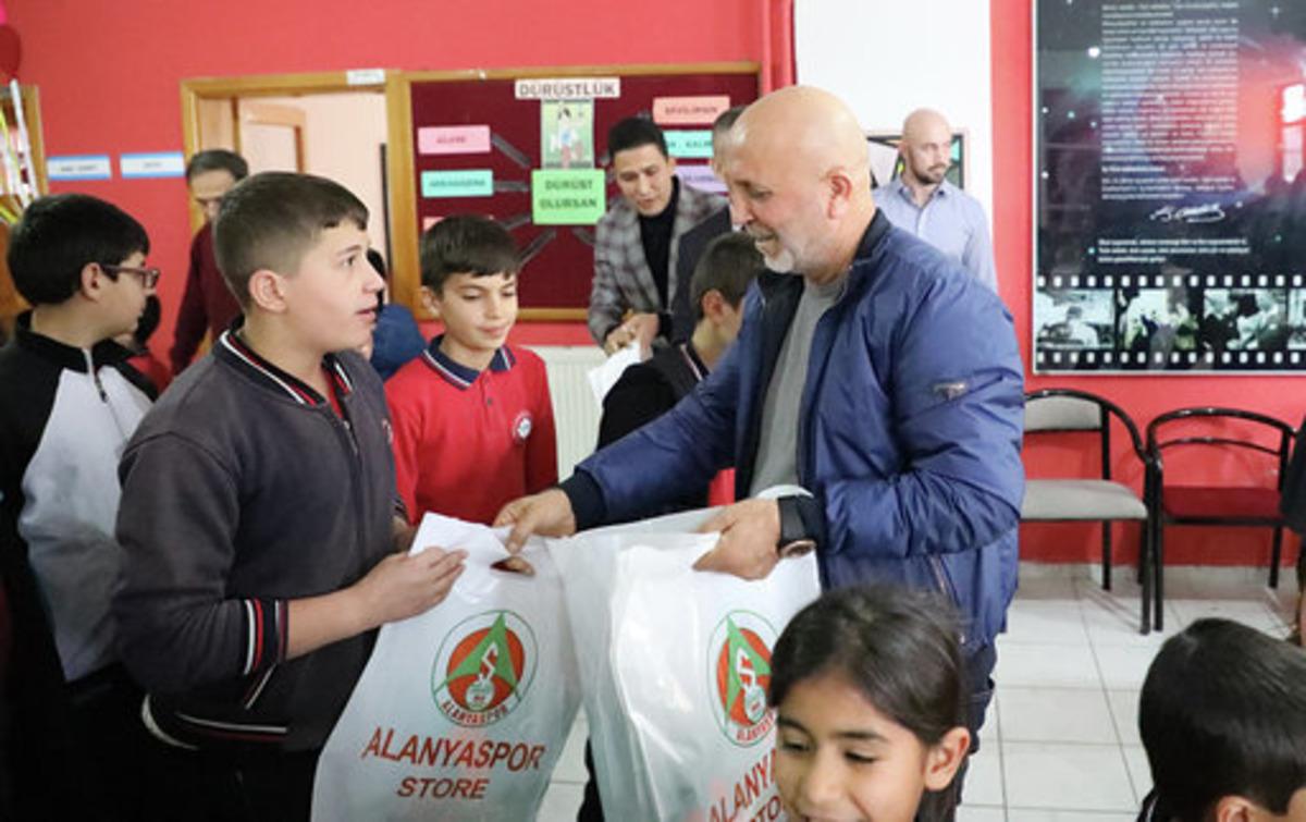 Alanyaspor &uuml;r&uuml;nleri ortaokul &ouml;ğrencilerine dağıtıldı