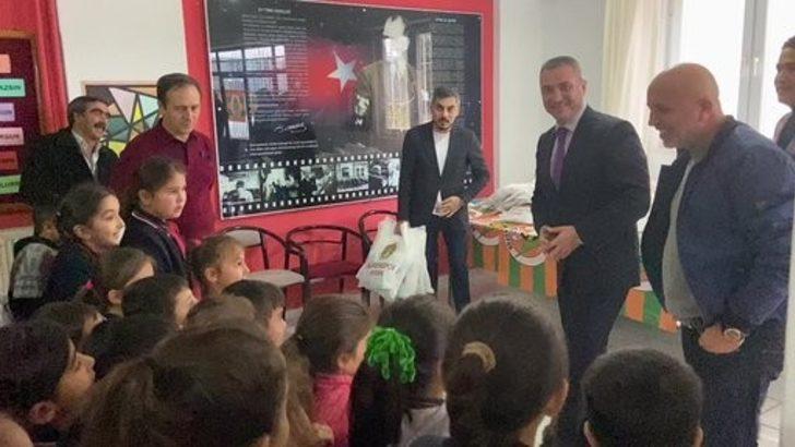 Alanyaspor ürünleri ortaokul öğrencilerine dağıtıldı G2