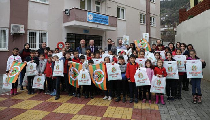 Alanyaspor ürünleri ortaokul öğrencilerine dağıtıldı G4