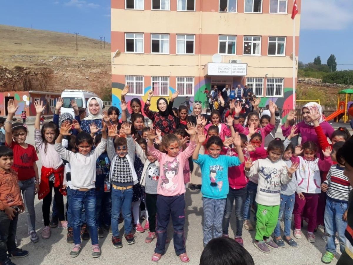 AK Parti Mardin &Uuml;NİAK &ccedil;alışmalarıyla g&ouml;z dolduruyor