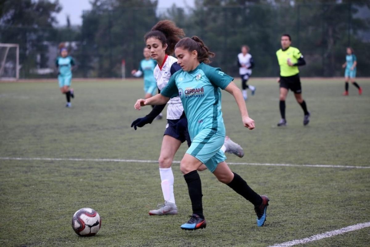 Kadın futbolcular 7. ma&ccedil;ını da galibiyetle tamamladı