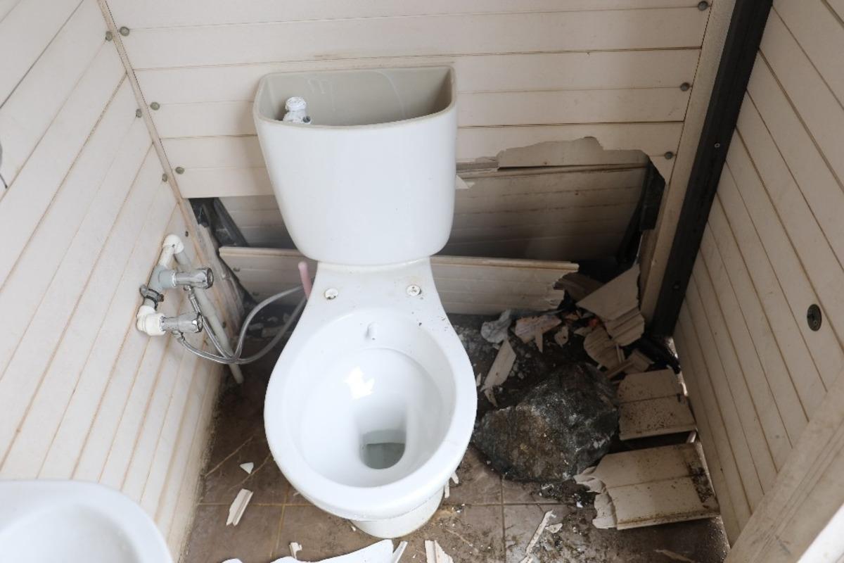 Halk plajında bulunan tuvaletlere taşlı saldırı