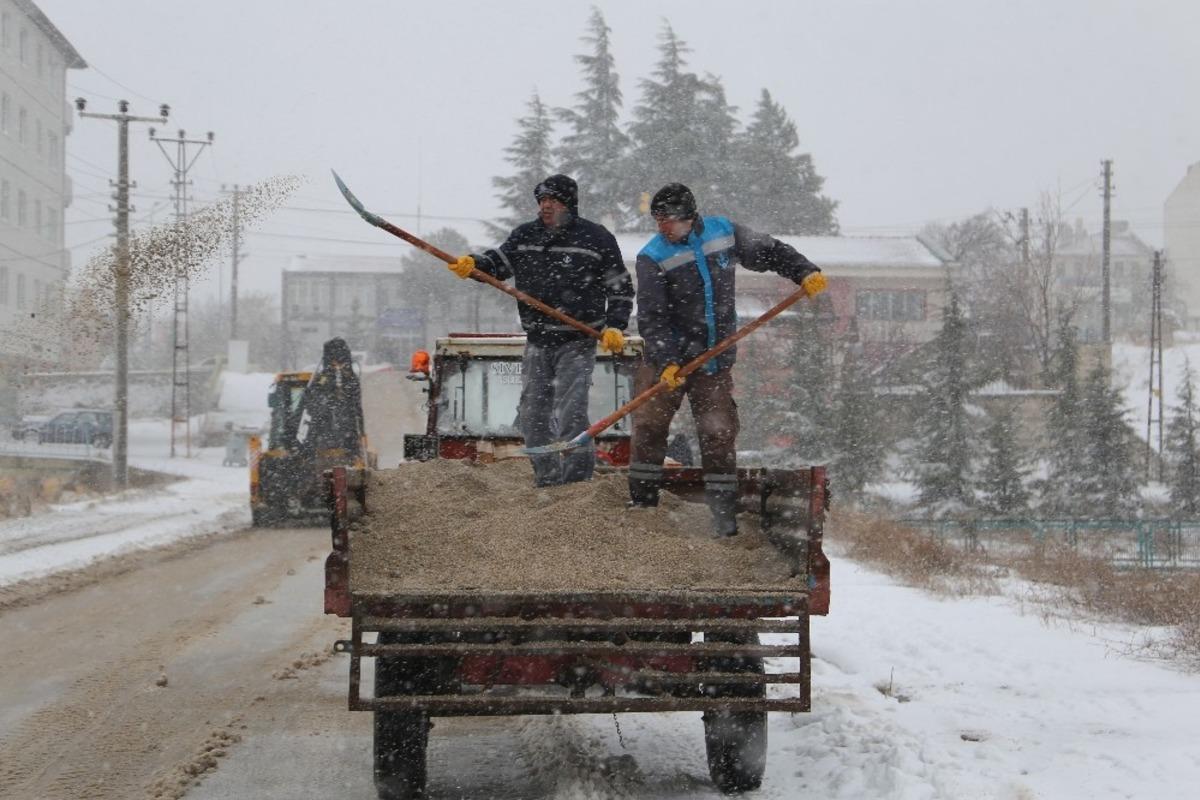 Sivrihisar&rsquo;da karla m&uuml;cadele t&uuml;m hızıyla s&uuml;r&uuml;yor