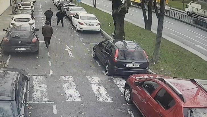 İstanbul'da fırtına alarmı! Şişli'de ağaç yoldaki insanların üstüne böyle devrildi G1