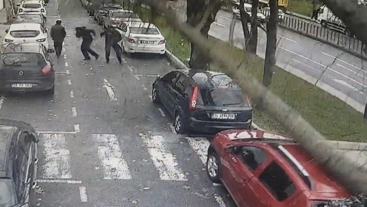 İstanbul'da fırtına alarmı! Şişli'de ağaç yoldaki insanların üstüne böyle devrildi G2