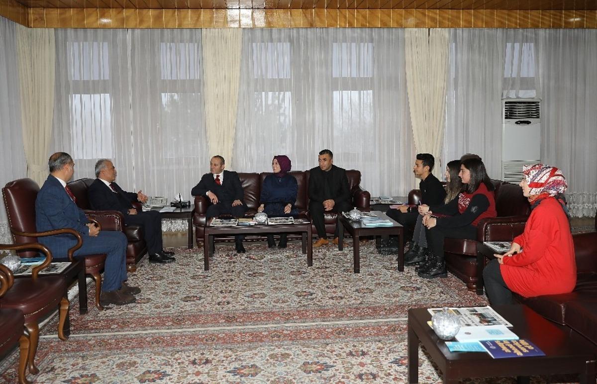 &Ouml;ğrenciler sordu Rekt&ouml;r &Ccedil;omaklı cevapladı