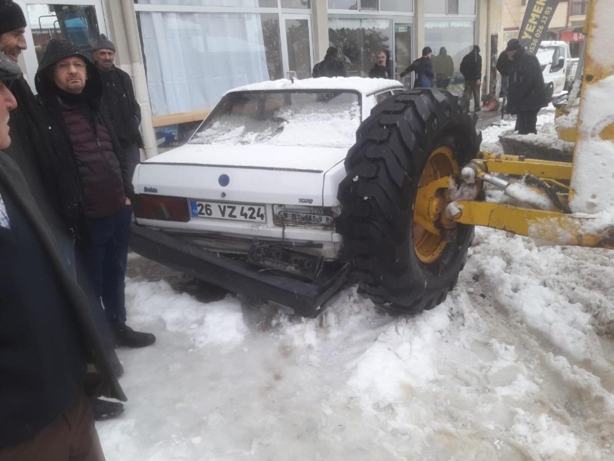 Park halindeyken hareket eden greyder otomobile &ccedil;arptı