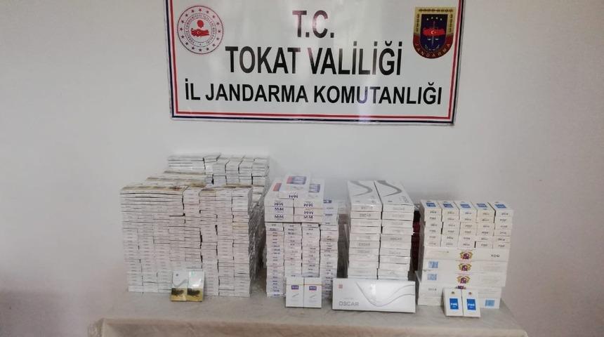 Yabancı plakalı otob&uuml;sten 212 paket ka&ccedil;ak sigara &ccedil;ıktı