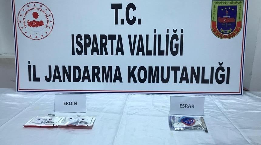 Jandarmanın yol kontrol&uuml;nde uyuşturucu madde ele ge&ccedil;irildi: 6 g&ouml;zaltı