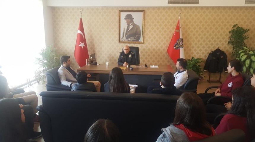 &Ouml;ğrencilerin Emniyet M&uuml;d&uuml;rl&uuml;ğ&uuml;ne İngilizce ziyareti