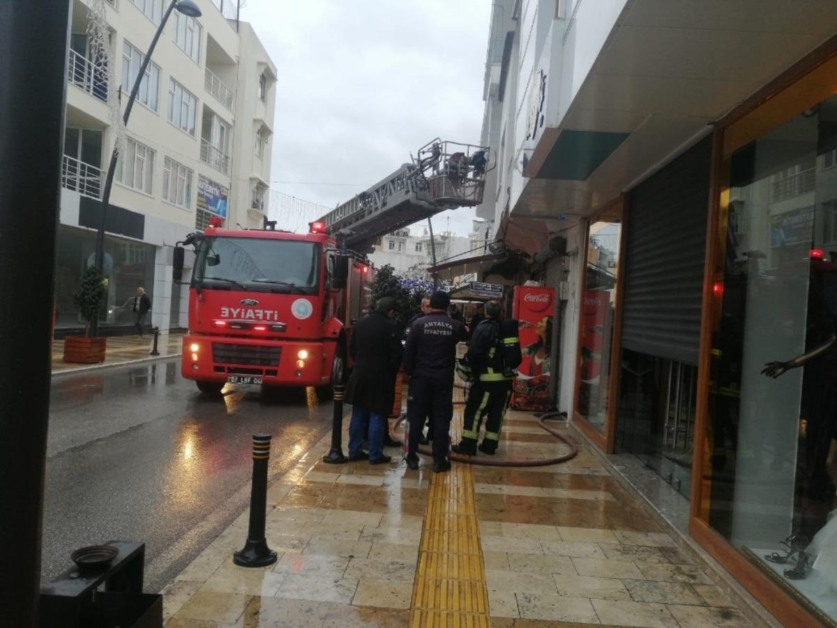 Deri tamir at&ouml;lyesinde yangın