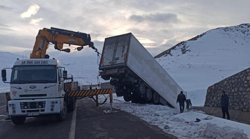Bing&ouml;l&rsquo;de tır yoldan &ccedil;ıktı:1 yaralı