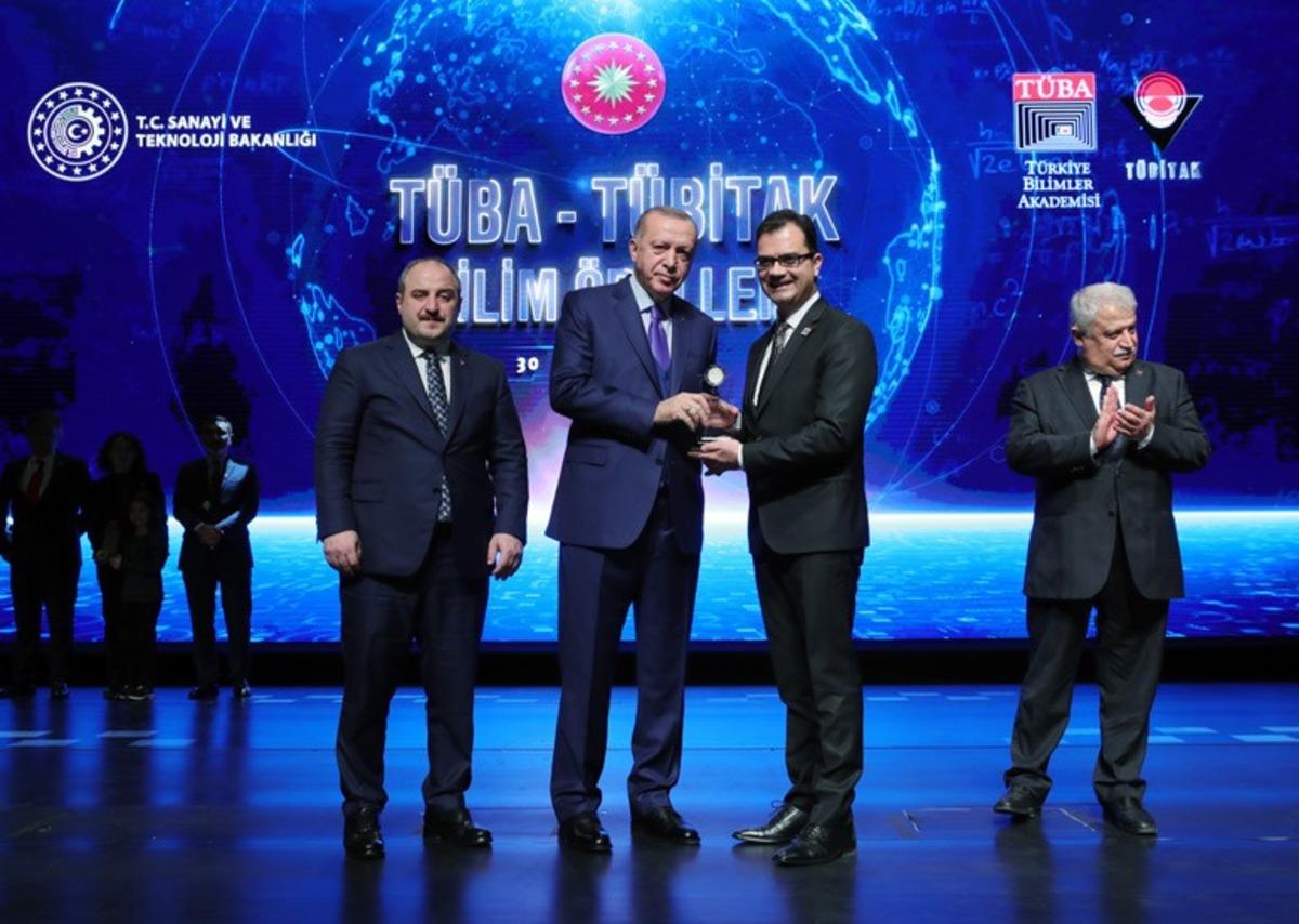 ER&Uuml; &Ouml;ğretim &Uuml;yeleri Do&ccedil;. Dr. Halil Tekiner ve Do&ccedil;. Dr. Hacer Toky&uuml;rek T&Uuml;BA Uluslararası Akademi &Ouml;d&uuml;llerini Aldı