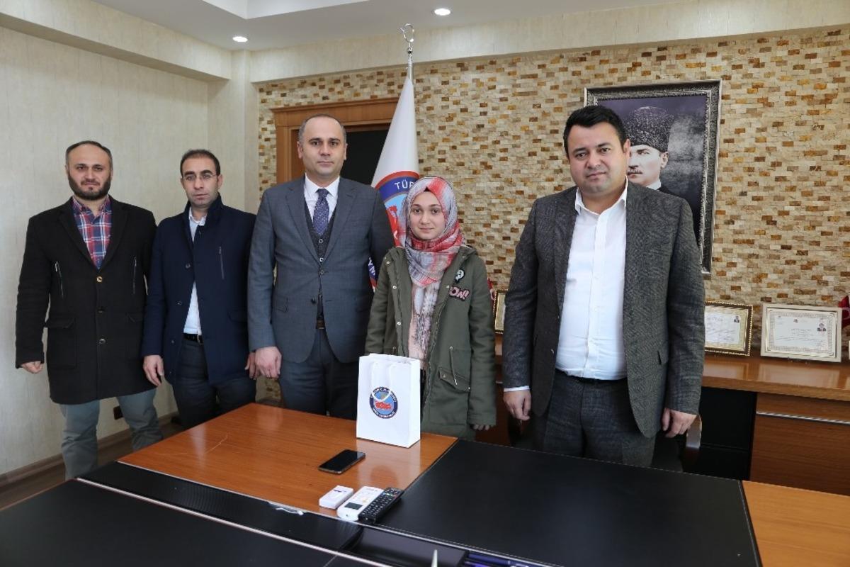 Kaymakam Avcı, il &uuml;&ccedil;&uuml;nc&uuml;s&uuml; kızı tabletle &ouml;d&uuml;llendirdi