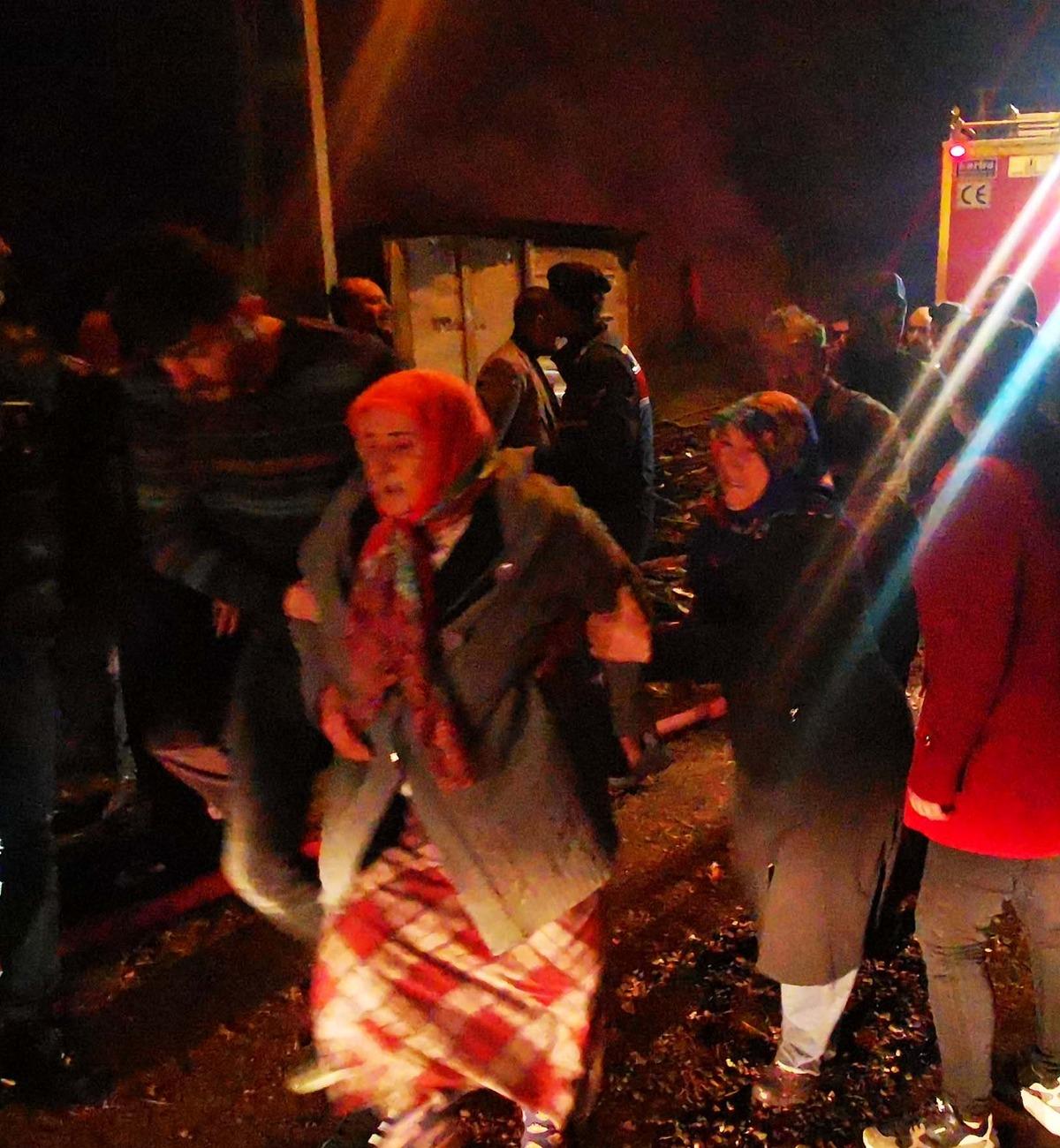 Eşi yangında hayatını kaybeden kadının s&ouml;zleri y&uuml;rek yaktı: Beni g&ouml;r&uuml;nce g&ouml;z&uuml;n&uuml; a&ccedil;ar