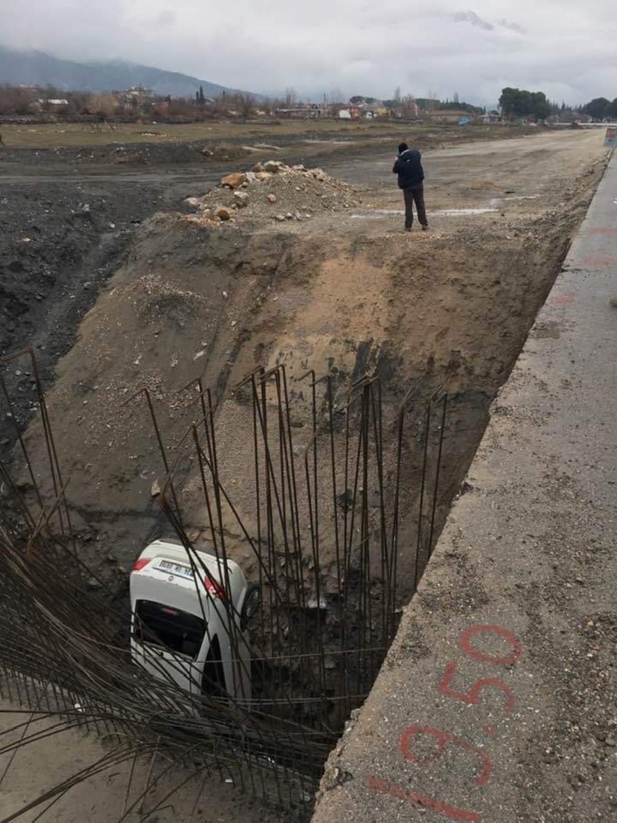 Otomobil menfez inşaatına u&ccedil;tu