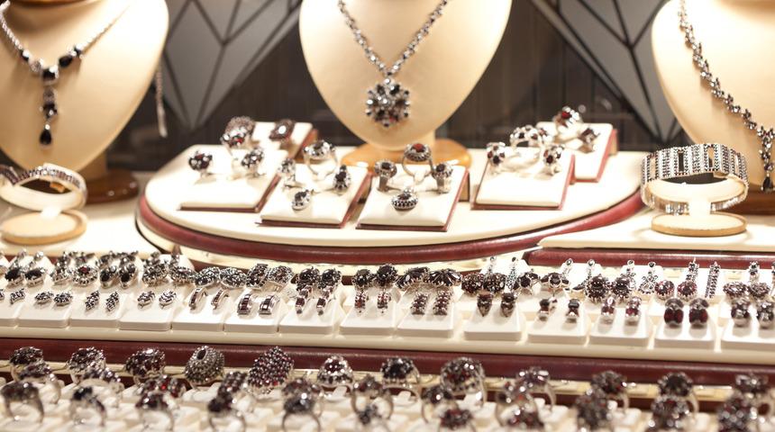 İngiltere'de akılalmaz soygun! Yaklaşık 100 bin TL değerindeki k&uuml;peleri yuttu!