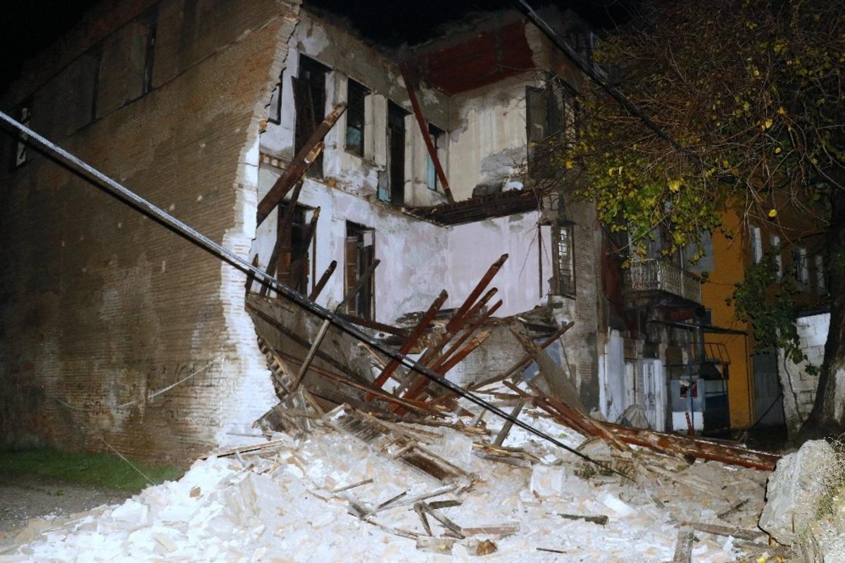 Sesi duyan mahalleli b&uuml;y&uuml;k korku yaşadı! Adana&rsquo;da tarihi konak yerle bir oldu!