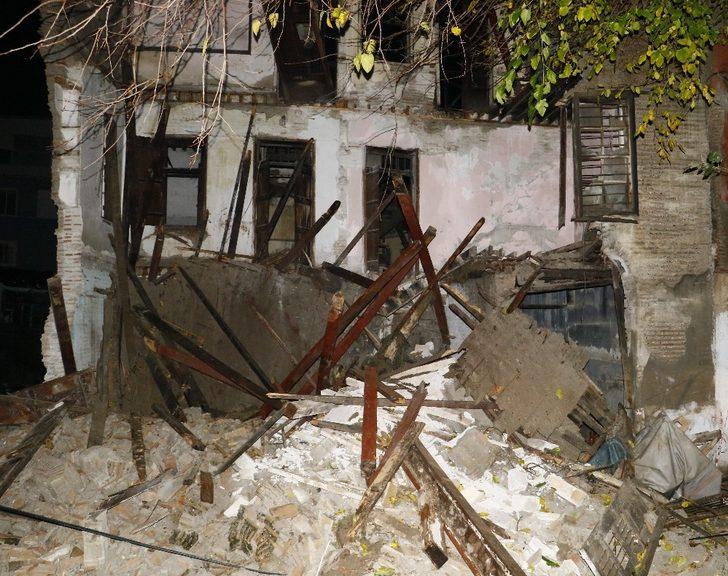 Sesi duyan mahalleli büyük korku yaşadı! Adana’da tarihi konak yerle bir oldu! G2