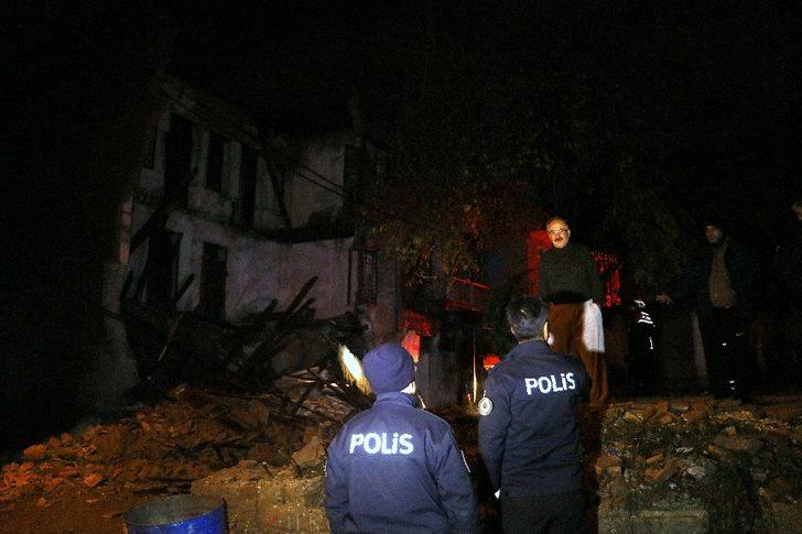 Sesi duyan mahalleli büyük korku yaşadı! Adana’da tarihi konak yerle bir oldu! G3