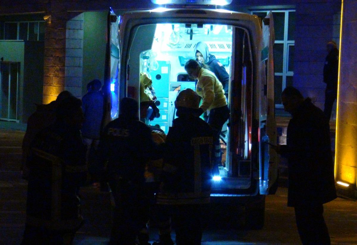 &Uuml;zerine benzin d&ouml;k&uuml;p kendisini yakmak istedi!