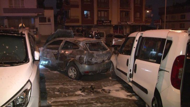 Ankara'da korku dolu anlar! Yanan otomobilden canlarını son anda kurtardılar G4