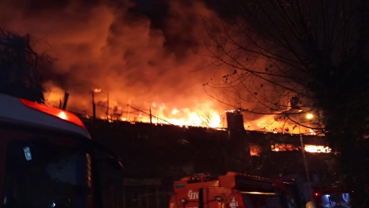 Zeytinburnu'nda fabrika alev alev yandı! &Ccedil;ok sayıda ekip b&ouml;lgeye sevk edildi!