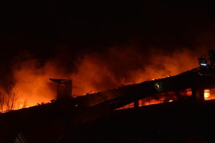 Zeytinburnu'nda fabrika alev alev yandı! Çok sayıda ekip bölgeye sevk edildi! G2