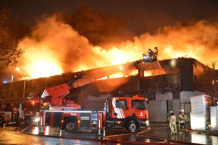 Zeytinburnu'nda fabrika alev alev yandı! Çok sayıda ekip bölgeye sevk edildi! G3