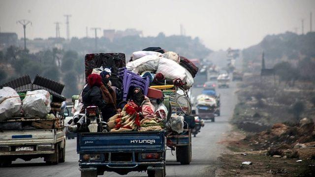 Son 48 saatte 20 bin İdlibli daha çatışmalardan kaçmak için Türkiye sınırına doğru yola çıktı