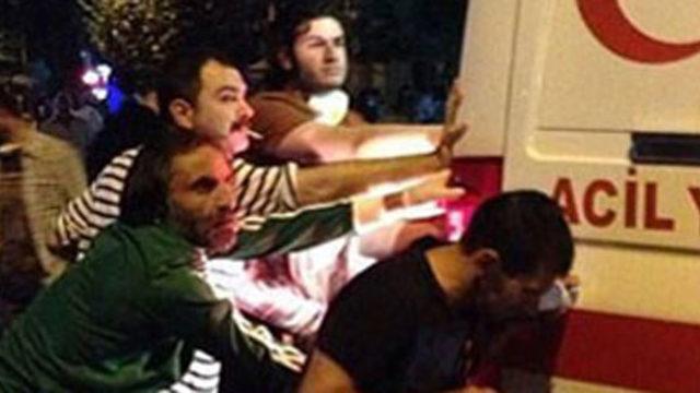 Memati yaralılara yardım etti