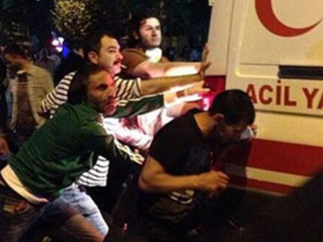 Memati yaralılara yardım etti