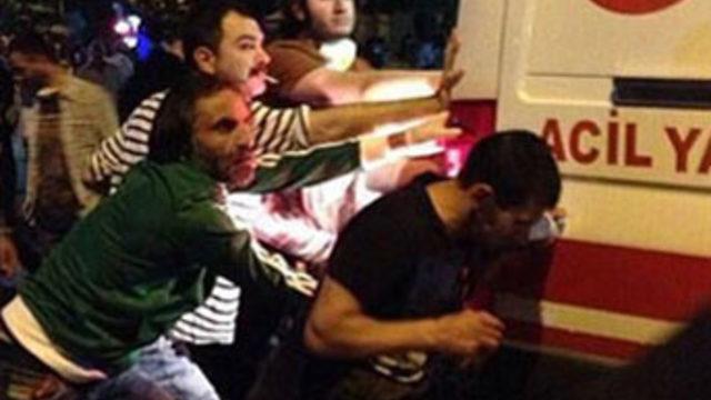 Memati yaralılara yardım etti