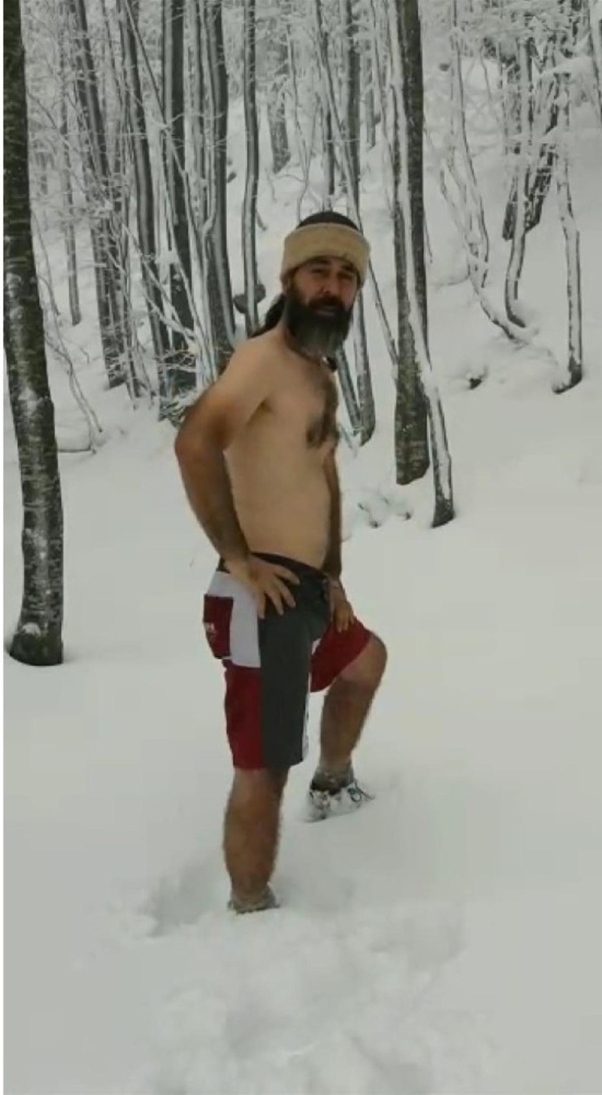 Yeni yıla kar banyosu yaparak girdi