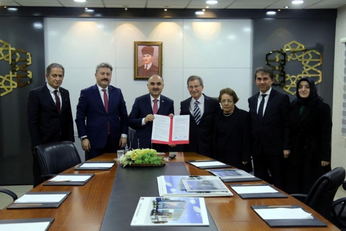 Vali G&uuml;naydın ile Hayırsever Altuntaş Ailesi Arasında Okul Protokol&uuml; İmzalandı