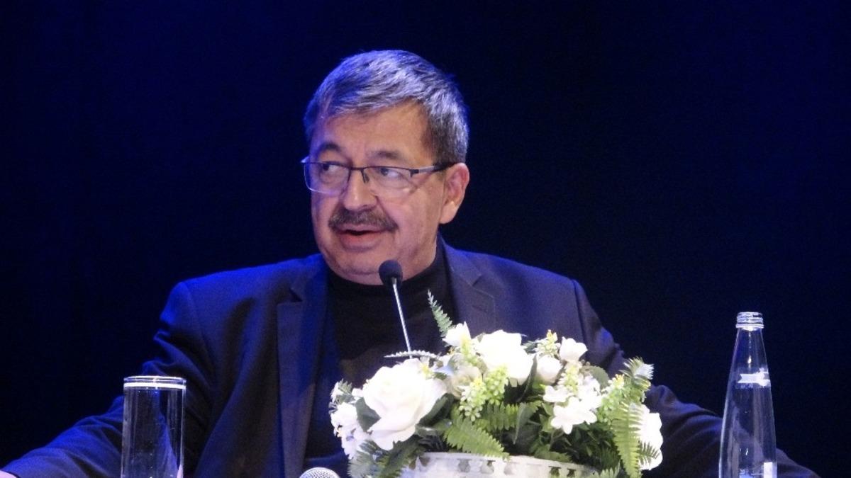 &Uuml;nl&uuml; yazar Hayati İnan&ccedil; &Uuml;sk&uuml;darlılarla buluştu