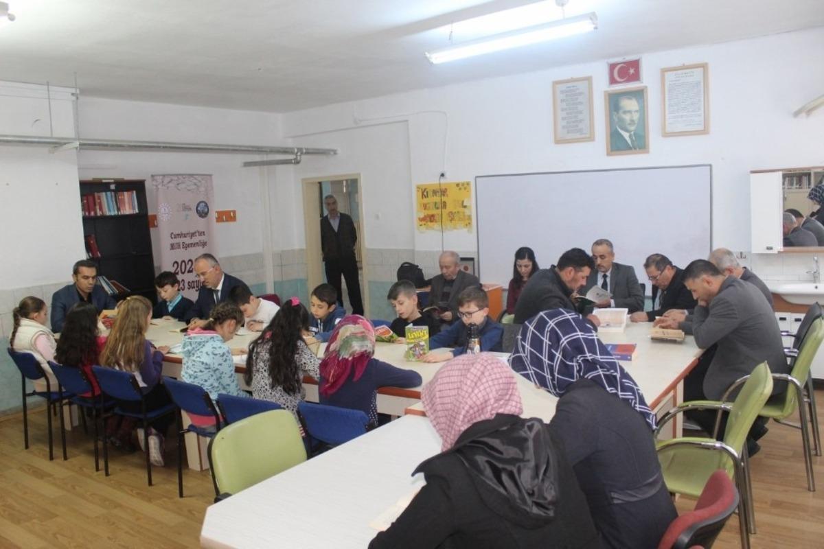 K&ouml;y okulunda kitap okuma etkinliği