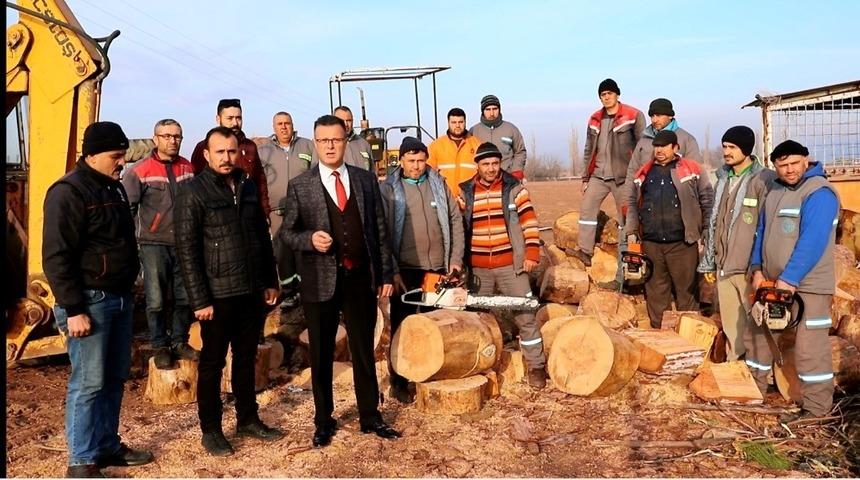 Alaşehir Belediyesinden ihtiya&ccedil; sahiplerine odun desteği